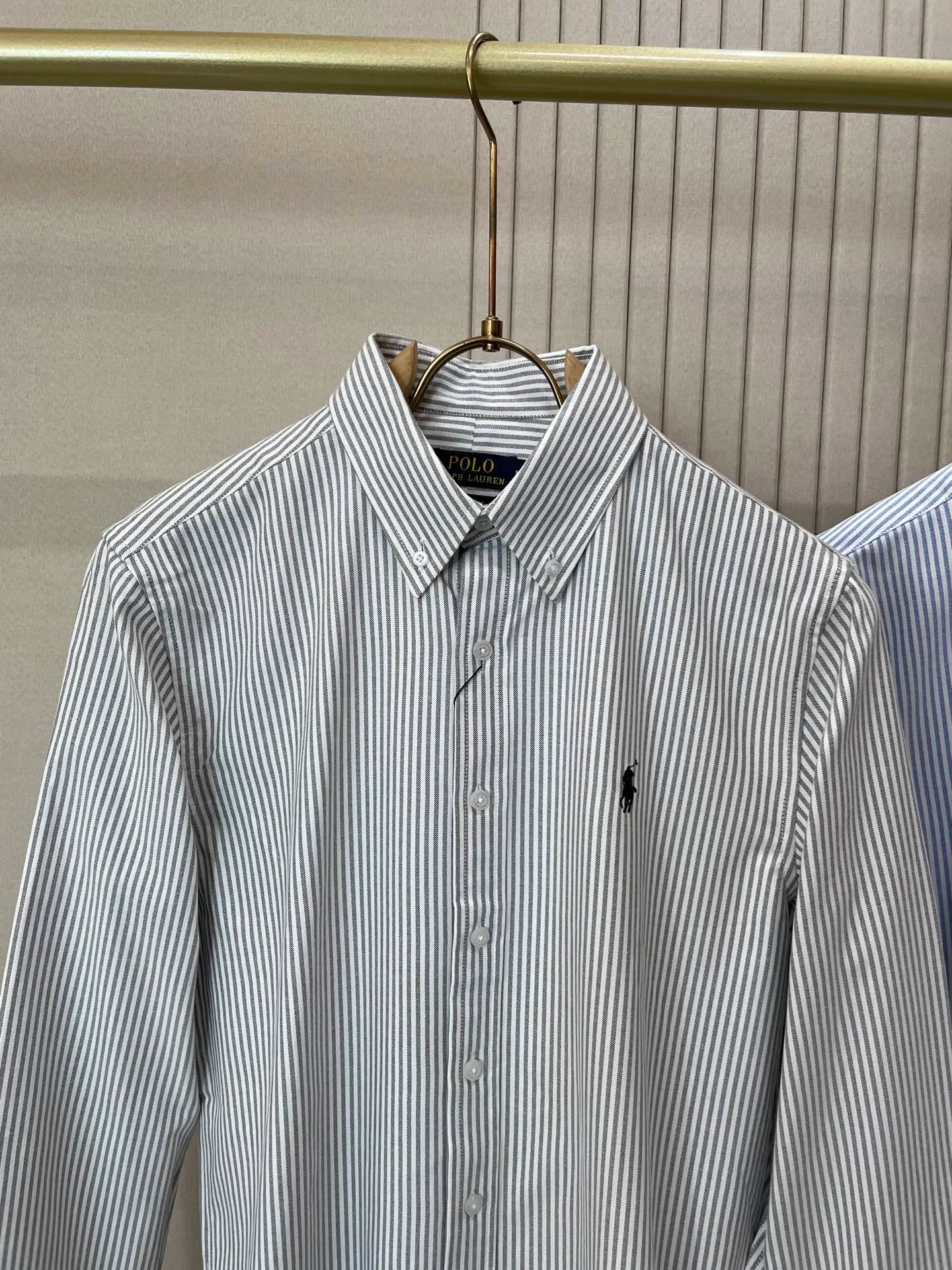 P220 🌸🌸🌸 POLO Ralph Lauren [High Quality] Classic shirt! The classic casual shirt made of pure cotton Oxford cloth has a unique design. It has a simple, clean and classic silhouette design. It is a versatile style that can be switched at will. The fabric feels soft and delicate, highly breathable, and is close to the skin and comfortable to wear. It can be worn alone as an inner layer. Its versatile performance is beyond your imagination! The upper body of the ready-to-wear is simple and classic yet elegant! Size:M-XXL
